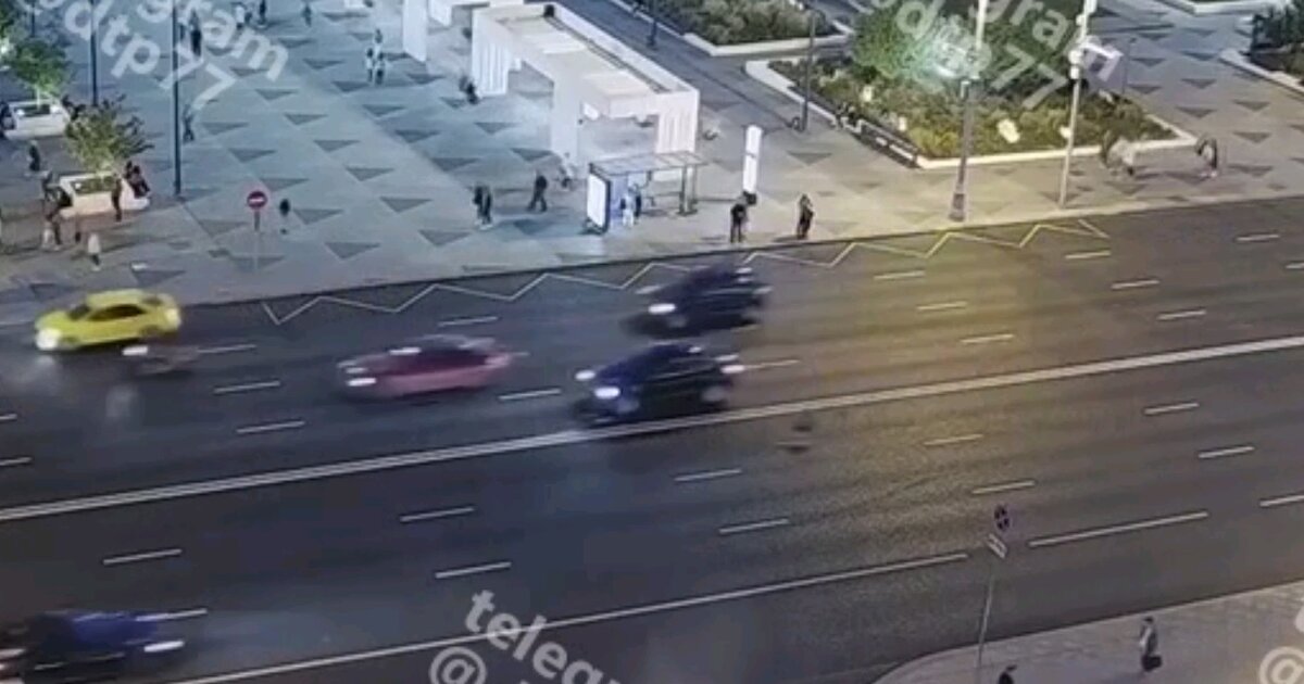 Сбит парень в москве. Наезд на пешеходов на саянской улице в москве. Сбит парень в москве. В москве мужик на тверской. Сбит парень в москве.