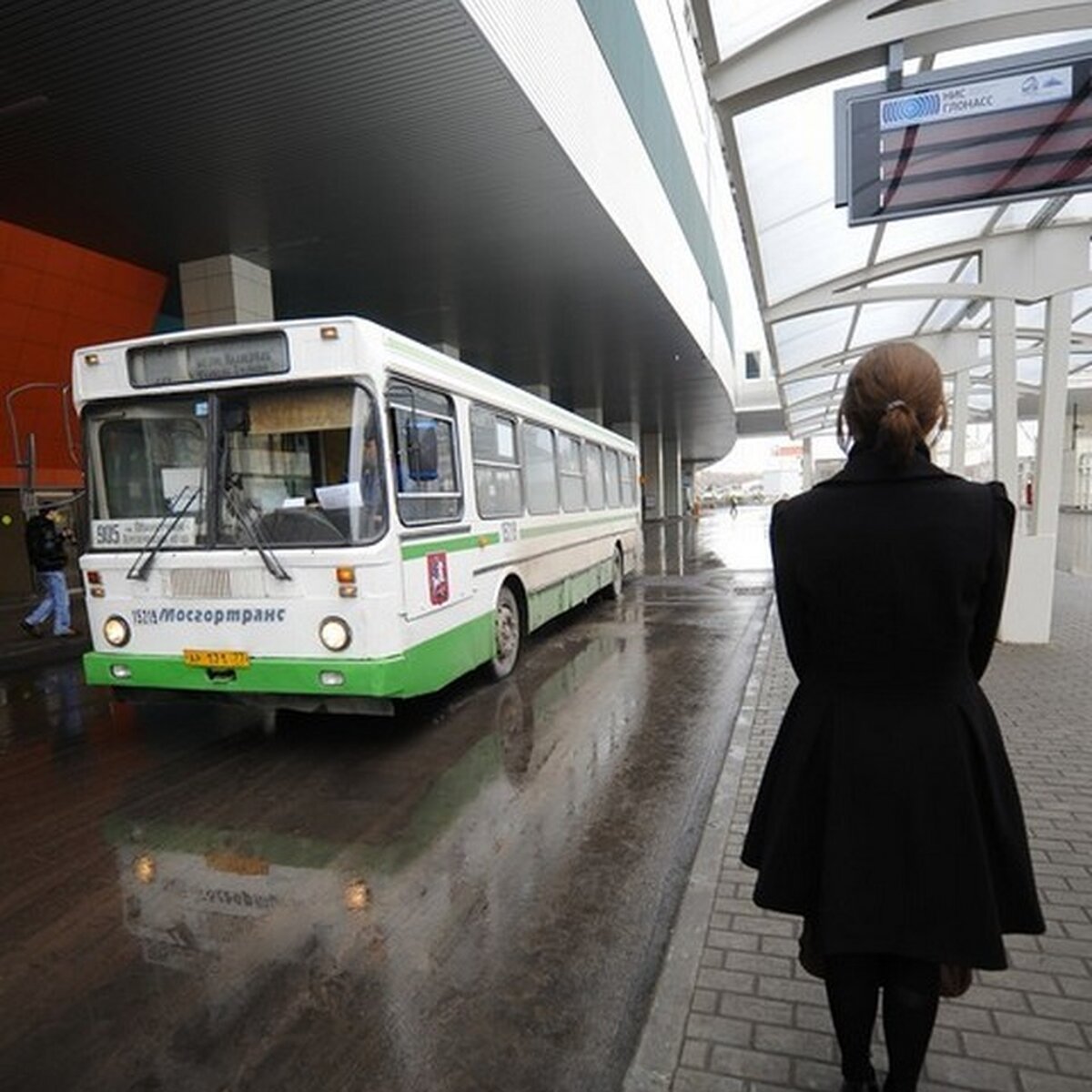 Безопасность в автобусе. Правила поведения в общественном транспорте. Бескондукторная система оплаты проезда. Люди в автобусе. Человек сидит в автобусе.