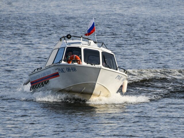 Один человек погиб при опрокидывании катера в бухте в Мурманской области
