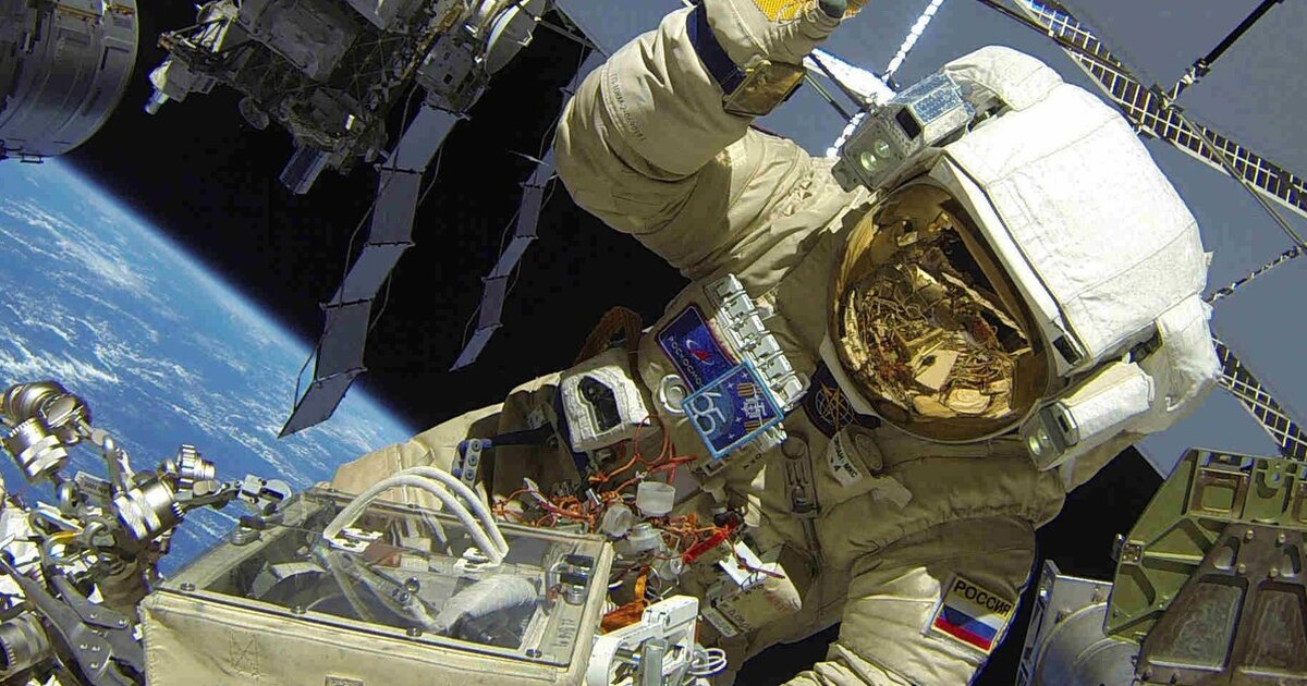 Российские космонавты вышли в открытый космос. Российский космонавт в открытом космосе.