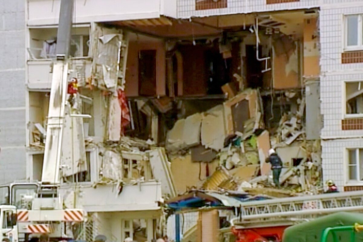 Обвалы презентация. Что делать при обрушении здания. Обвалы и их последствия. Угрозы обвала. Оползень это обж.