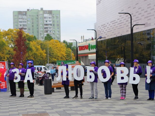 Дмитрий Певцов с добровольцами вышли на улицы СВАО с "Любовью" и "Правдой"