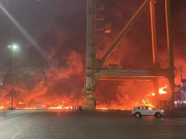 На территории порта в Дубае произошел взрыв