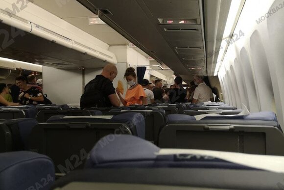 Пассажир рейса Москва-Анталья открыл аварийный люк, чтобы спастись из "душегубки". Теперь его будут судить