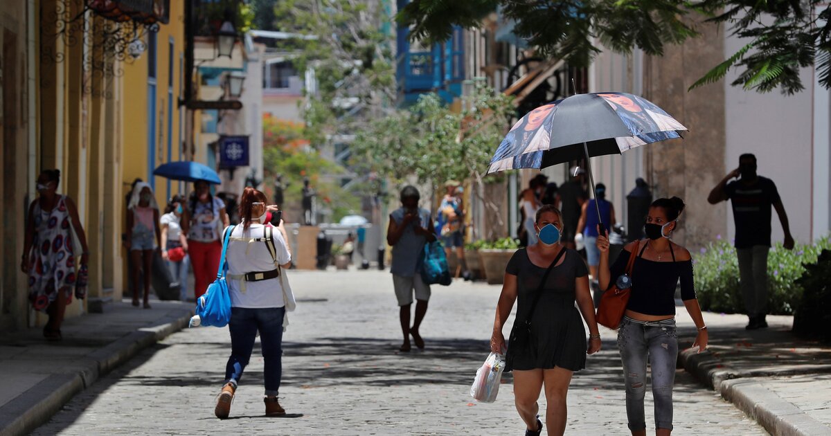 Куба время работы. Туристы на Кубе. Куба фото туристов. Хехены на Кубе. Одежда на Кубе.