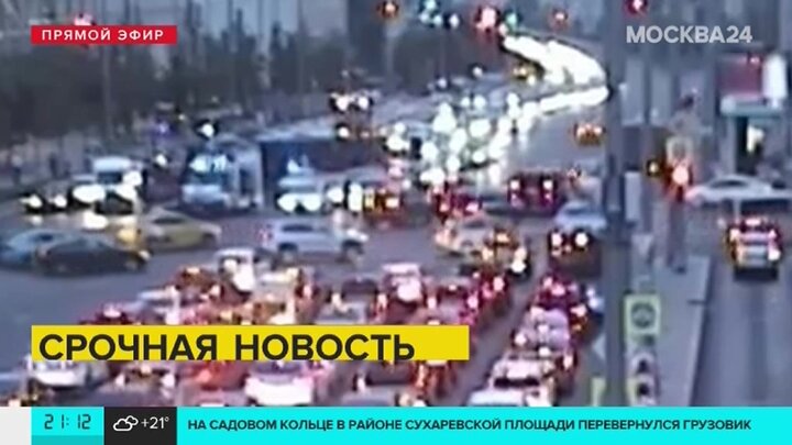 Перевернули площадью. Перевернутый танк. Перевернули площадью. Перевернутый танк на болотной. Тверь пл капошвара в 90е.