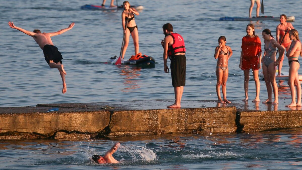 Август можно ли купаться. Белое море купание. Купаются ли в курорте. Врач на пляже. Полезно ли купаться в море.
