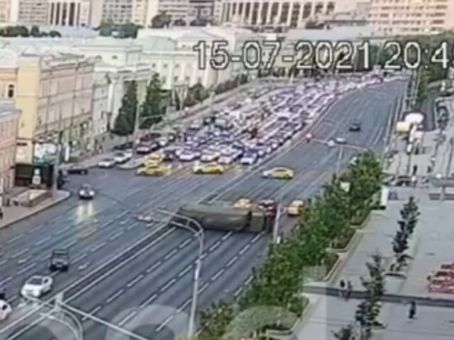 Движение на Малой Сухаревской площади восстановили после аварии с грузовиком
