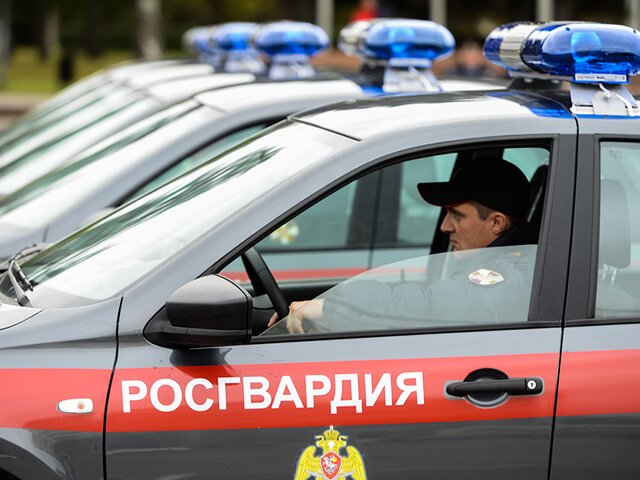 В центре Москвы офицер Росгвардии помог водителю потушить загоревшийся автомобиль
