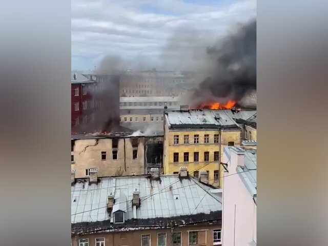 В Петербурге пожар в жилом доме достиг площади в 1,5 тыс кв метров