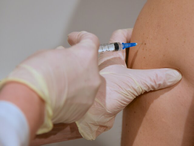 Вирусолог рассказал, через какое время можно делать прививку при подозрении на COVID-19