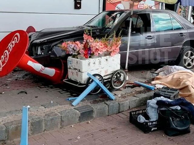 Автомобиль протаранил мини-рынок в Калининграде