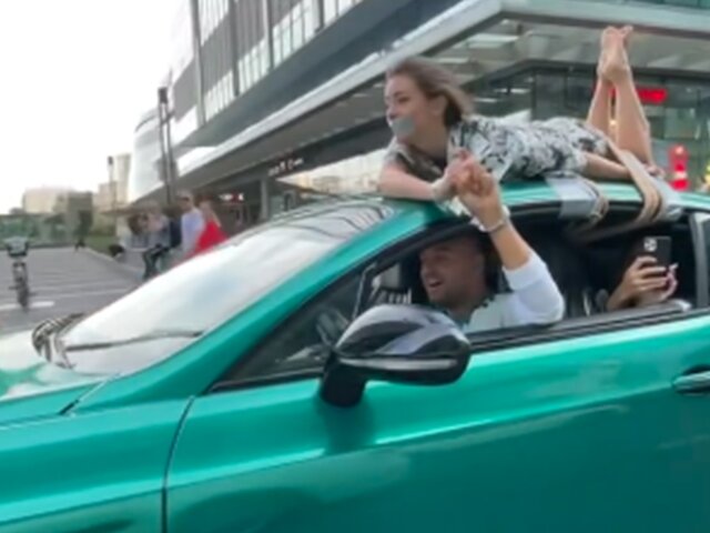 Косенко привлекли к ответственности за поездку с привязанной к крыше машины девушкой