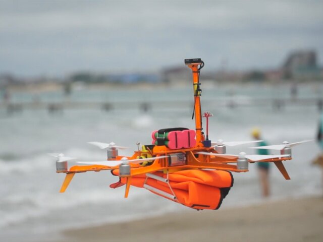 На пляже в Анапе дрон впервые спас тонущего человека