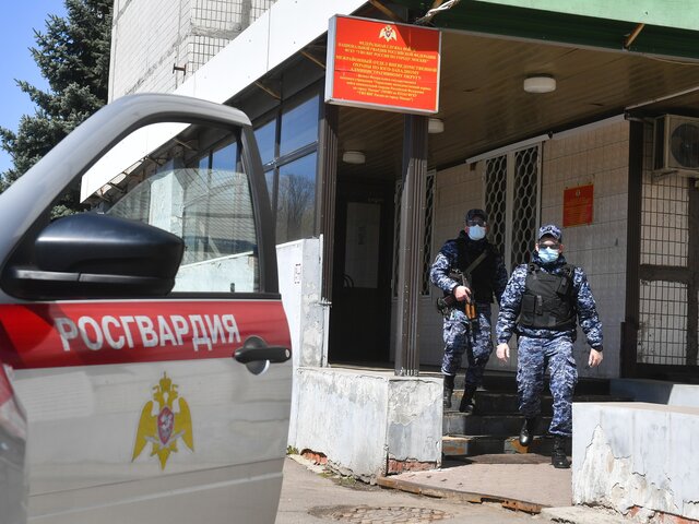В Москве задержали пожилую женщину, стоявшую в окне с грудной дочерью на руках