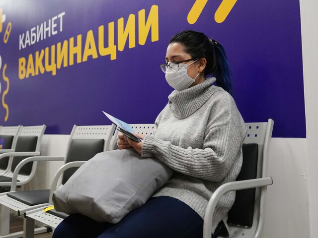 Песков рассказал, когда в России могут начать вакцинировать иностранцев