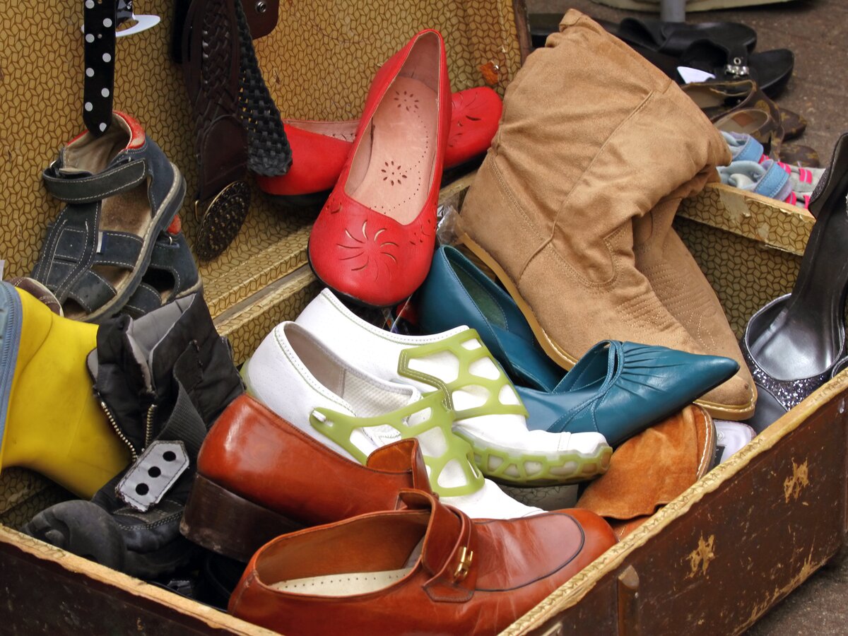 Сдать обувь на переработку в москве. Свалка женских туфель. Выброшенные туфли. Ботинки мусорка. Старые поношенные вещи.
