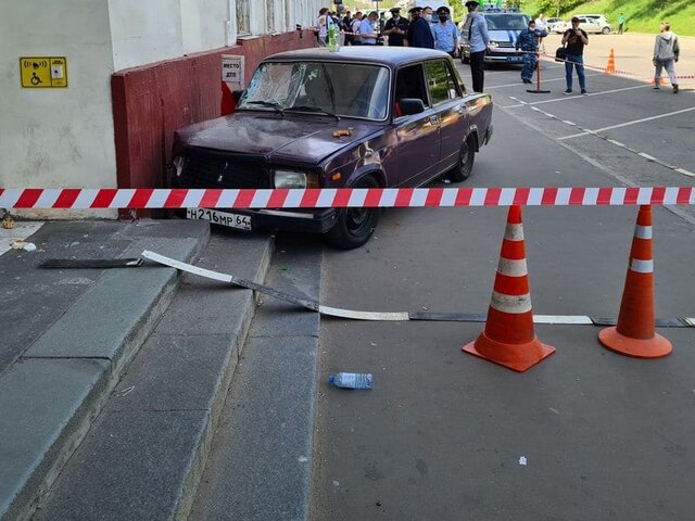 СК начал проверку после наезда автомобиля на пешеходов на Волгоградском проспекте