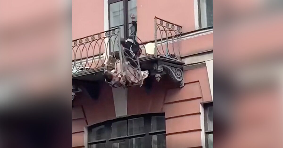 Теперь волны поднимались выше балкона. Улица Декабристов 13 Санкт-Петербург упал с балкона. Обрушился балкон в Питере. Мужчина и женщина упали с балкона в Питере.