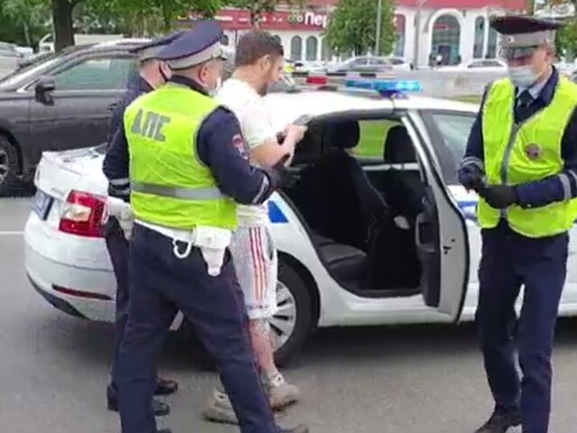 В Москве сотрудники ДПС задержали блогера-гонщика и передали его военкомату