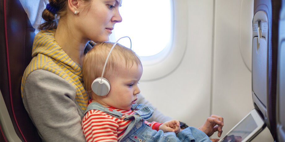 Самолет для детей. Перелет с ребенком. Маленькие дети в самолете. Ребенок пассажир.