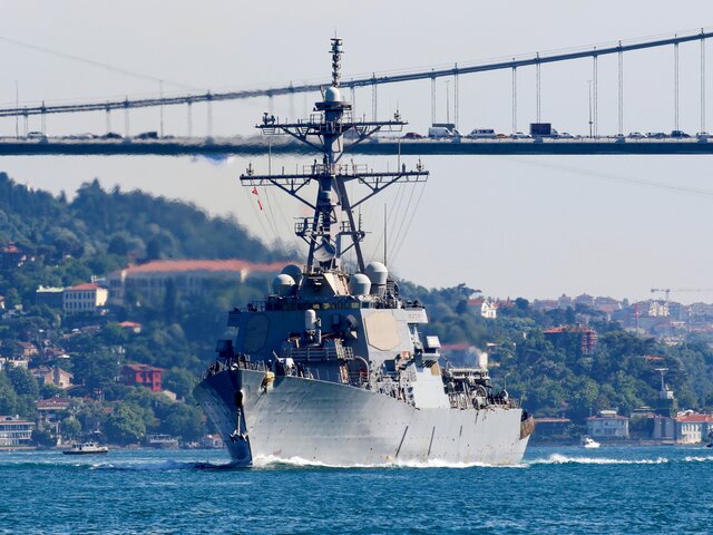 Силы Черноморского флота приступили к слежению за эсминцем США
