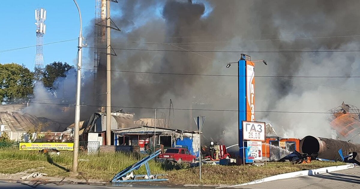 взрыв бензоколонки в новосибирске. взрыв в новосибирске 14-06-2021. пожар на азс. взрыв азс в новосибирске 14 06 2021. взрыв азс в новосибирске 14 06 2021.