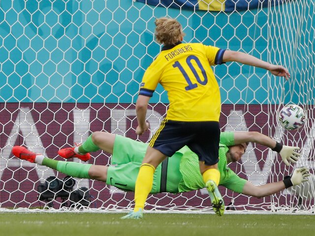 Сборная Швеции одержала победу над командой Словакии в матче ЧЕ