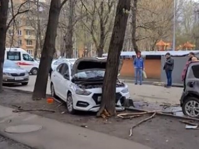 Такси врезалось в четыре автомобиля на Волгоградском проспекте