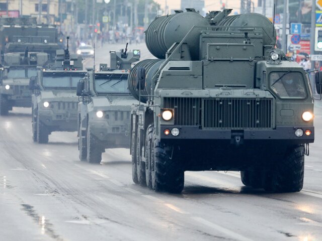 Военная техника, принимающая участие в Параде Победы, прибыла в Москву из Алабина