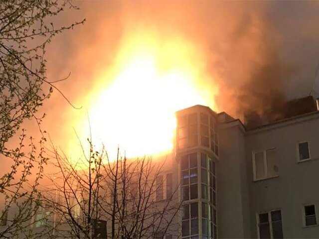 Жилой дом горит на Пятницкой улице в центре Москвы