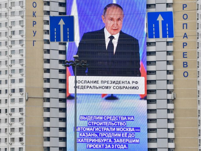Цитаты из послания президента будут показывать  двое суток на медиафасадах в городах РФ