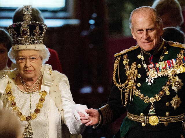 Англичане идут к Букингемскому дворцу почтить память принца Филиппа