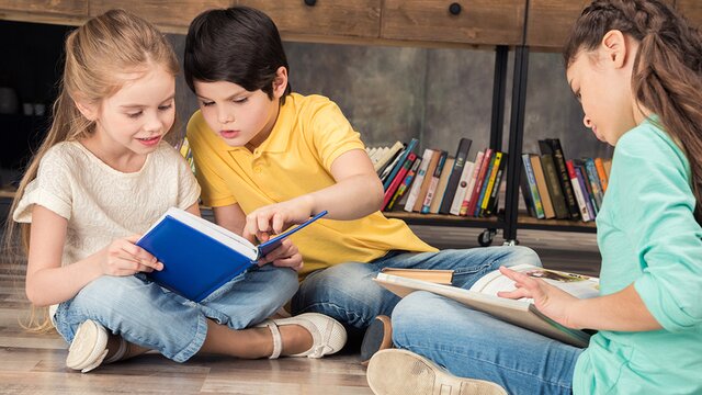 Почему эксперты не советуют покупать детям книги с множеством иллюстраций?