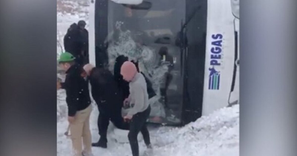 Фамилии потерпевших. 22 Января авария автобус с белорусскими туристами. Авария с автобусом и туристами под Выборгом. ДТП С автобусом Евпатория на вокзале с пострадавшими.