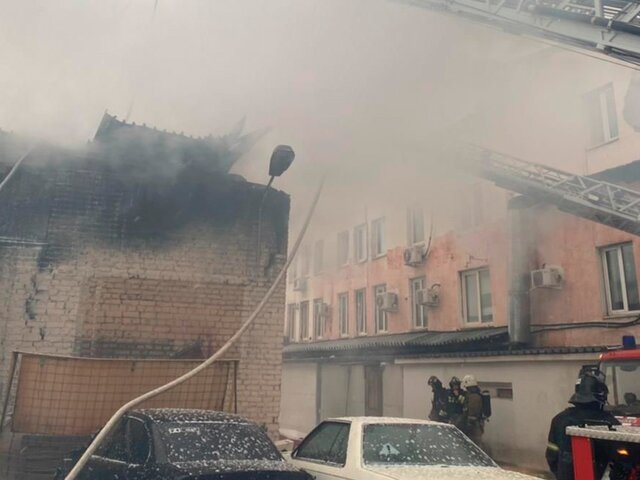 Спасатели ликвидировали пожар в автосервисе в центре Москвы