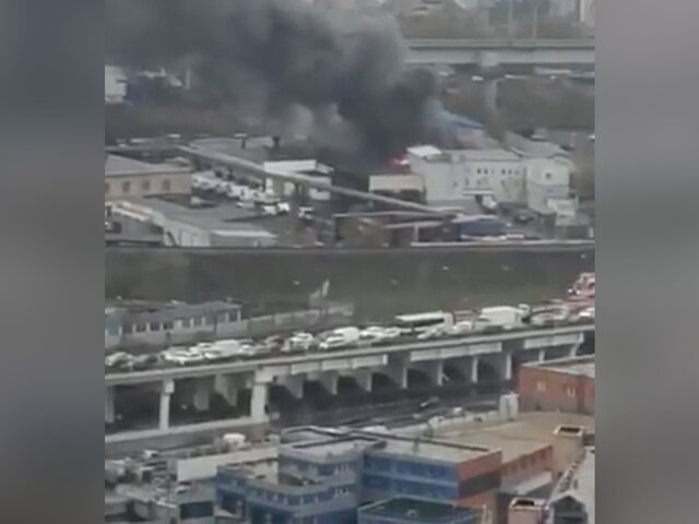 Пожар в автосервисе в центре Москвы локализован
