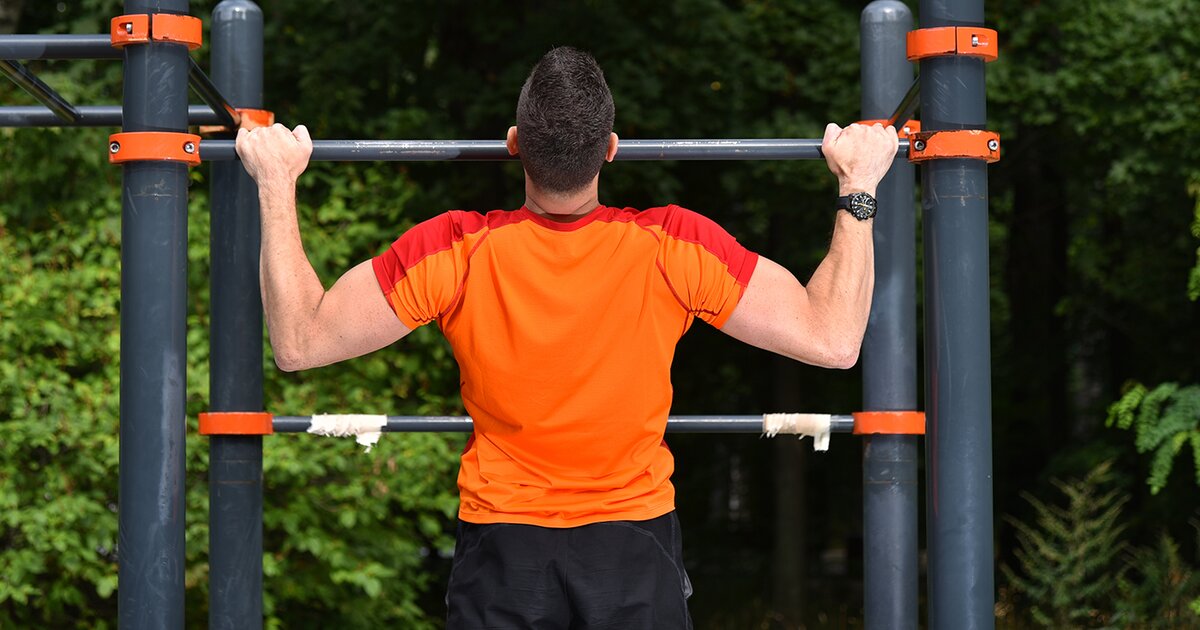 Бесплатные тренировки в москве. Спорт турники на улице. Уличная спортивная площадка тренировка. Спортсмены на спортивной площадке. Спорт города турники.