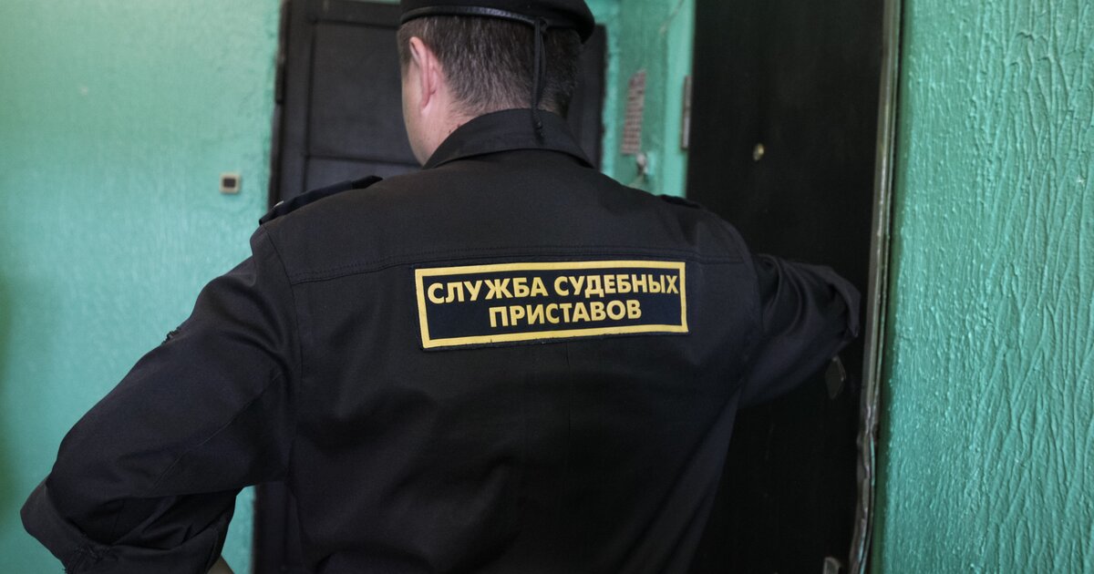 Приставы у двери. Можно не пускать приставов в квартиру. Можно не пускать приставов в квартиру. Судебные приставы в квартире. Работа судебным приставом плюсы и минусы.