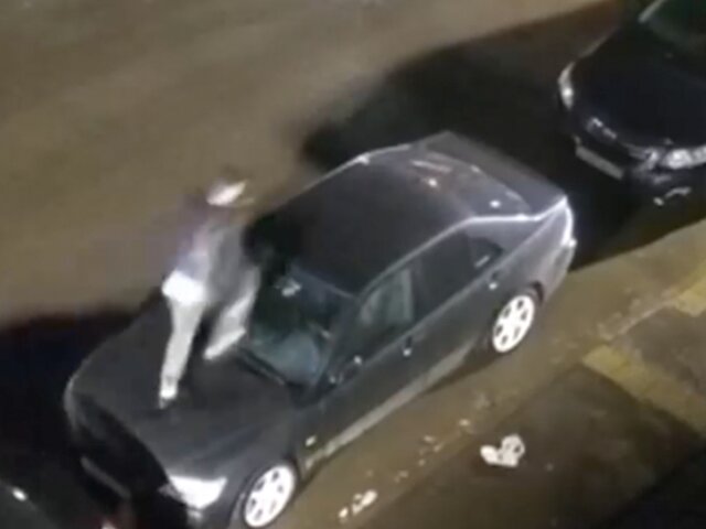 В Томске мужчина устроил забег по припаркованным машинам