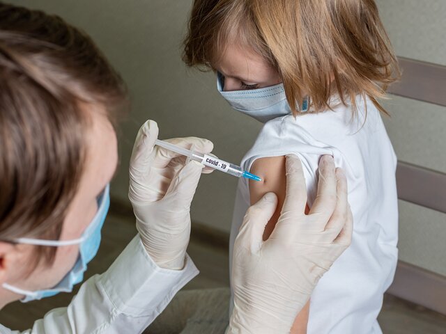 По мнению врача, вакцинировать детей от COVID-19 в РФ могут начать в январе 2022 года