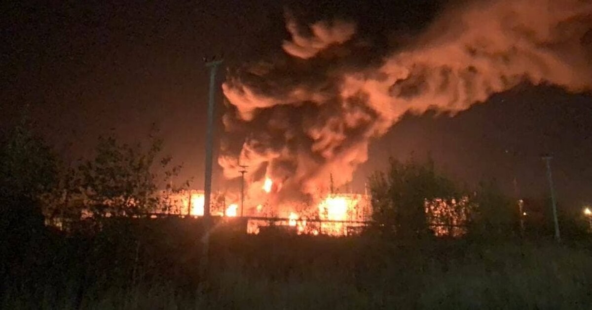 В ярцево горит нефтебаза. В ярцево горит нефтебаза. Пожар нефтехранилища. Нефтебаза шахтерск. Пожар нефтебаза шахтерск.