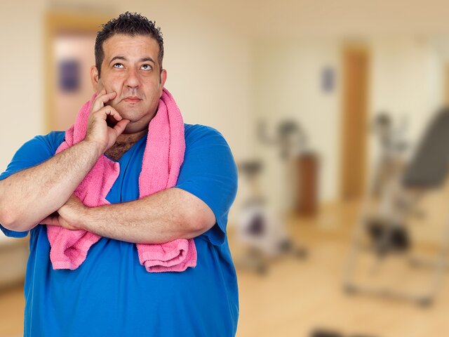 Фитнес эксперт. Полные люди. Худеющий человек в зале. Кардио толстых. Тренер с человеком с ожирением.