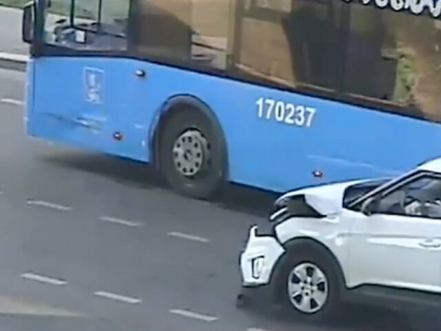 Автомобиль столкнулся с автобусом в Бирюлеве