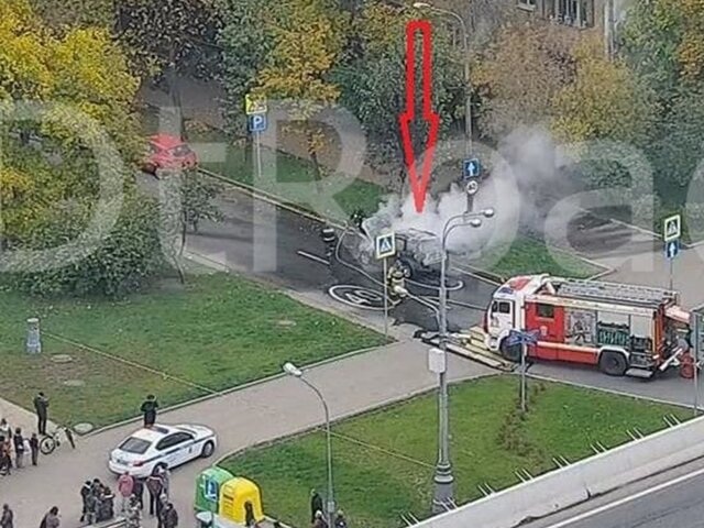 Движение перекрыли на бульваре Генерала Карбышева из-за возгорания в автомобиле