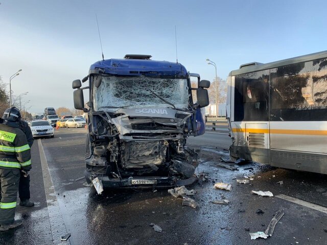В Солнечногорске столкнулись четыре автомобиля и рейсовый автобус