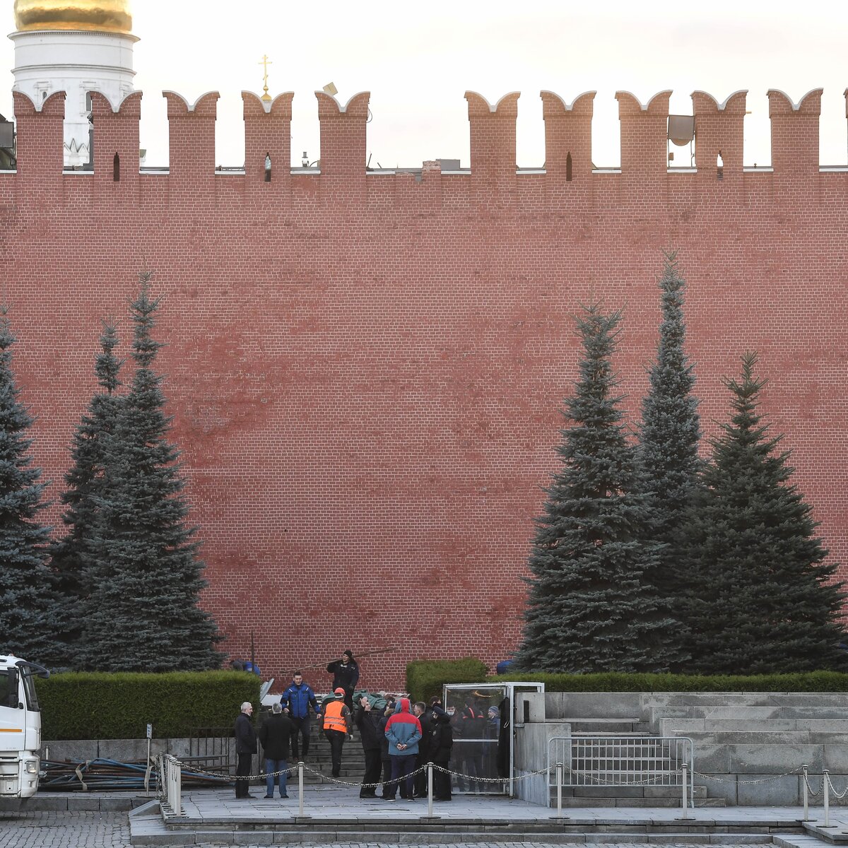 Вдоль кремлевской. Краснокирпичные стены Московского Кремля. Зубцы кремлевской стены. Верземнек Кремлевская стена. Стены Московского Кремля на красной площади.