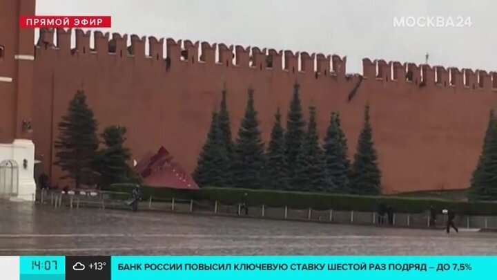 Зубец кремлевской. Зубцы кремлевской стены. Стена Кремля зубцы. Зубья кремлевской стены. В Москве упала Кремлевская стена.