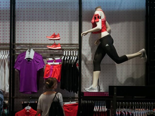 Adidas приостановит работу магазинов в России