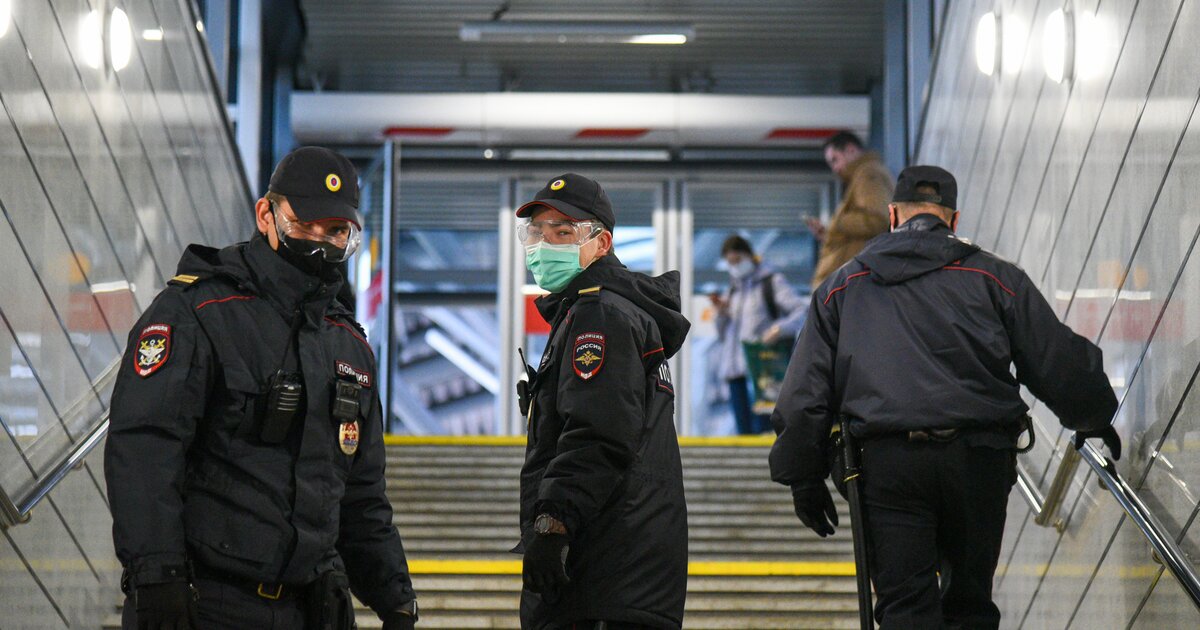 Полицейские проверяют телефоны. Полиция России. Полиция в метро. Российская полиция. Полиция Москвы.